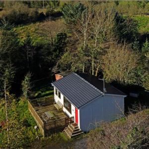 ein kleines Haus auf einem Hügel in der Unterkunft Erinona Chalet in Kesh