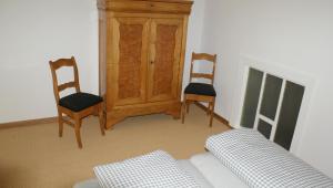 a living room with two chairs and a couch at Übernachten im ehemaligen Zollgebäude in Hauset