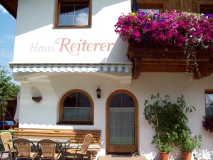 ein Gebäude mit einem Tisch und Stühlen davor in der Unterkunft Haus Reiterer in Neustift im Stubaital