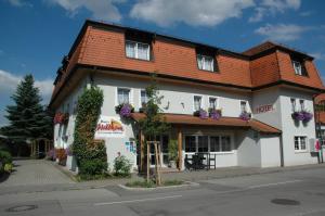 un grand bâtiment blanc avec un toit rouge dans l'établissement Mayers Waldhorn - zwischen Reutlingen und Tübingen, à Tübingen