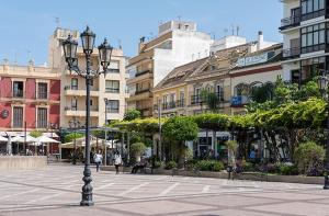 un lampione nel centro di una città con edifici di Apartamento Calle España a Fuengirola