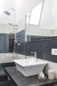 un bagno con lavandino e doccia di The Imperial Suite a Roma Altre 41 foto