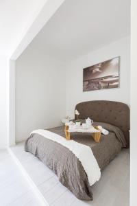 una camera da letto con un letto e un tavolo sopra di The Imperial Suite a Roma