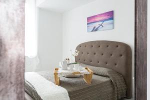 una camera con un letto e un tavolo di The Imperial Suite a Roma