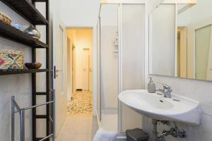 W łazience znajduje się umywalka i prysznic. w obiekcie Family 3 w Bolonii