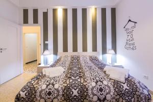 ein Schlafzimmer mit einem großen Bett mit zwei Lampen in der Unterkunft Family 3 in Bologna