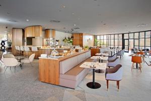 a restaurant with a bar and tables and chairs at Sir Anthony in Playa de las Americas