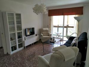 sala de estar con 2 sofás y TV en Apartamento Ciudad Jardín, en Cartagena