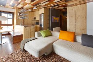 Una sala de estar con un sofá y una cocina. en Val de Ruda Luxe 15 by FeelFree Rentals, en Baqueira Beret
