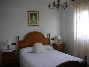 San Martin del MarにあるCasa Tiradorのタオルが敷かれたベッドのある寝室