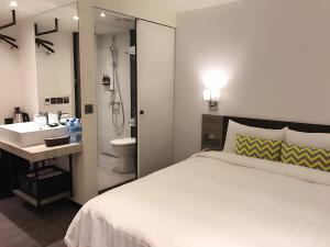 Postel nebo postele na pokoji v ubytování Goldinn Hotel