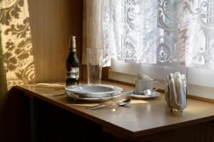 a kitchen counter with a bowl of fruit and a bottle of wine at BeachCamp Nová Role in Nová Role