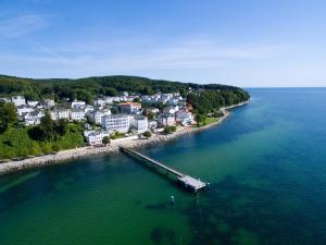 eine Luftansicht einer Stadt auf dem Wasser in der Unterkunft Ferienwohnung Silbermöwe in Sassnitz