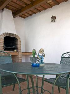 コニル・デ・ラ・フロンテーラにあるCasa Marinasの暖炉付きの部屋のテーブルに座った置物