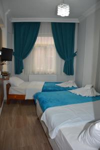 เตียงในห้องที่ Hotel Altuğ