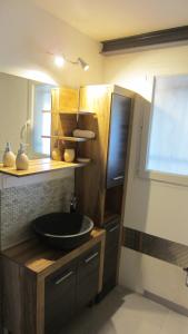 La salle de bains est pourvue d'un lavabo et d'un miroir. dans l'établissement Studio A Grans, à Grans