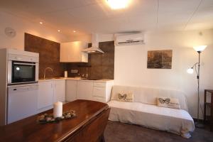 uma sala de estar com um sofá e uma cozinha em Lets Holidays COZY APARTMENT 70 m. from THE BEACH in TOSSA em Tossa de Mar