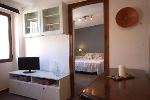 um quarto com uma cama e um espelho em Lets Holidays COZY APARTMENT 70 m. from THE BEACH in TOSSA em Tossa de Mar