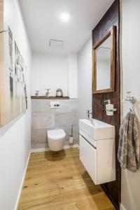 ノルダーナイにあるGartenpalais 2のバスルーム(白い洗面台、鏡付)