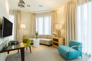 Μια τηλεόραση ή/και κέντρο ψυχαγωγίας στο Room Mate Alicia, Madrid +38 φωτογραφίες