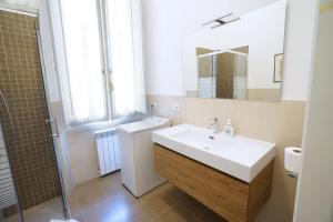 un bagno con lavandino, doccia e specchio di Soderini Palace a Firenze