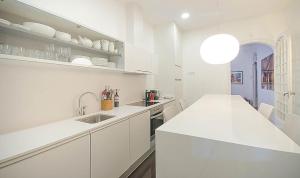 バルセロナにあるPlaces4stay Passeig de Gracia Luxury IIの白いキッチン(シンク、カウンター付)