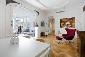 バルセロナにあるPlaces4stay Passeig de Gracia Luxury IIのリビングルーム(赤い椅子付)