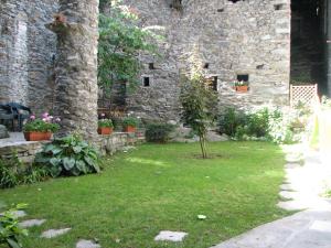 Vonkajšia záhrada v ubytovaní B&B Vecchio Torchio di Bard