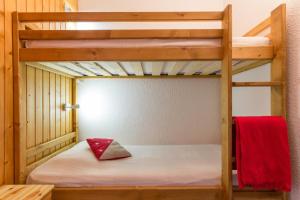 Łóżko lub łóżka piętrowe w pokoju w obiekcie Appartement Grand Arbois