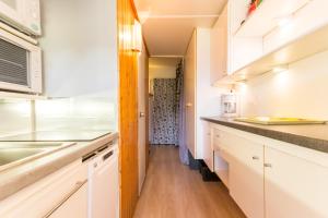 Appartement Grand Arboisにあるキッチンまたは簡易キッチン