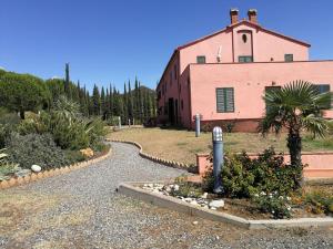 un edificio con una palma di fronte a un edificio di Appartamento Castiglioncello nel Casale a Castiglioncello