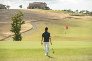 Golf v rezortu nebo okolí
