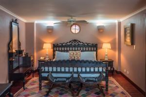 um quarto com uma cama e uma ventoinha de tecto em Hotel Boutique Casa Córdoba Estrella em Cartagena das Índias