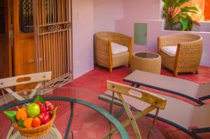 um quarto com uma mesa com uma taça de fruta em Hotel Boutique Casa Córdoba Estrella em Cartagena das Índias
