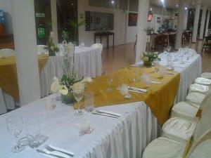 a group of tables with white table cloths and glasses at Hotel Royal Plaza in Florencia