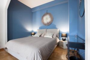 1 dormitorio con paredes azules y 1 cama grande en Vatican's Sight en Roma