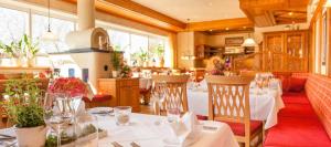 a dining room with tables and chairs in a restaurant at Hotel Seehof Leipzig in Zwenkau