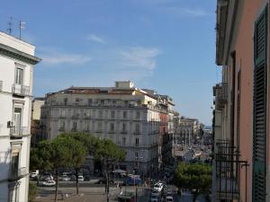Общий вид на город Неаполь или вид на город из отеля типа «постель и завтрак»