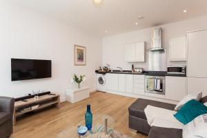 Gallery image of Self-contained town centre one bedroom apartments by Helmswood Serviced Apartments in Redhill