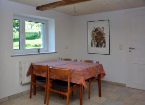 a room with a table with chairs and a window at Kunsthof Borsberg in Dresden