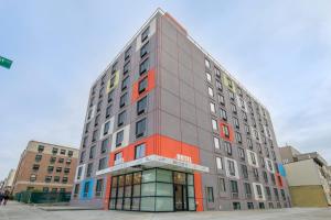 een hoog gebouw met een oranje en grijs bij Bklyn House Hotel New York Brooklyn in Brooklyn