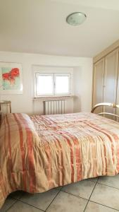 una camera da letto con un letto con un piumone a righe di Casa Arte a Livorno
