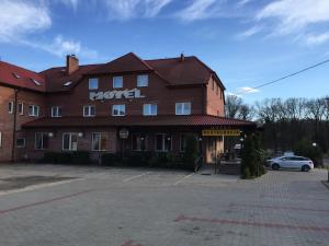 budynek z zaparkowanym przed nim samochodem w obiekcie Motel u Olka Boczów w mieście Boczów