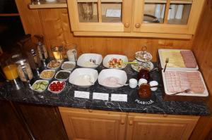 Pension Strolz في سانكت أنتون ام ارلبرغ: طاولة مطبخ مع مجموعة من الطعام عليها