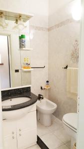 ein weißes Bad mit einem Waschbecken und einem WC in der Unterkunft Casa Arte in Livorno
