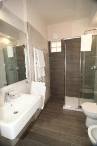 La salle de bains est pourvue d'un lavabo, d'une douche et de toilettes. dans l'établissement Domus Nova, à Reggio de Calabre