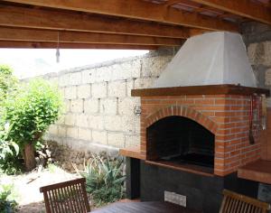 un horno de ladrillo al aire libre con techo en Finca El Vergel Rural, en Tegueste