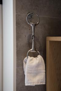 ein Handtuch auf einem Handtuchhalter in einem Badezimmer in der Unterkunft De Verloren Sinjoor in Bladel + 77 Fotos