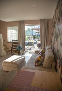 ein Wohnzimmer mit Couch und großem Fenster in der Unterkunft De Verloren Sinjoor in Bladel