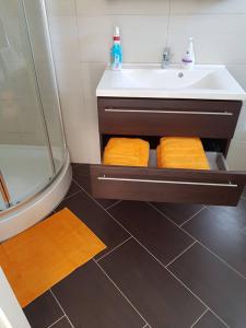 een badkamer met een wastafel, een bad en 2 handdoeken bij Spectacular Furnished Studio in Willemstad